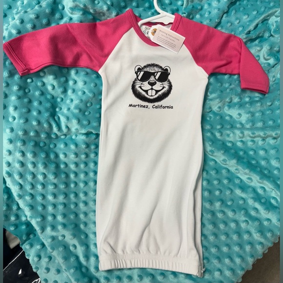 Adorable💖Martinez,CA 🦫Infant gown. Brand New - Picture 1 of 3